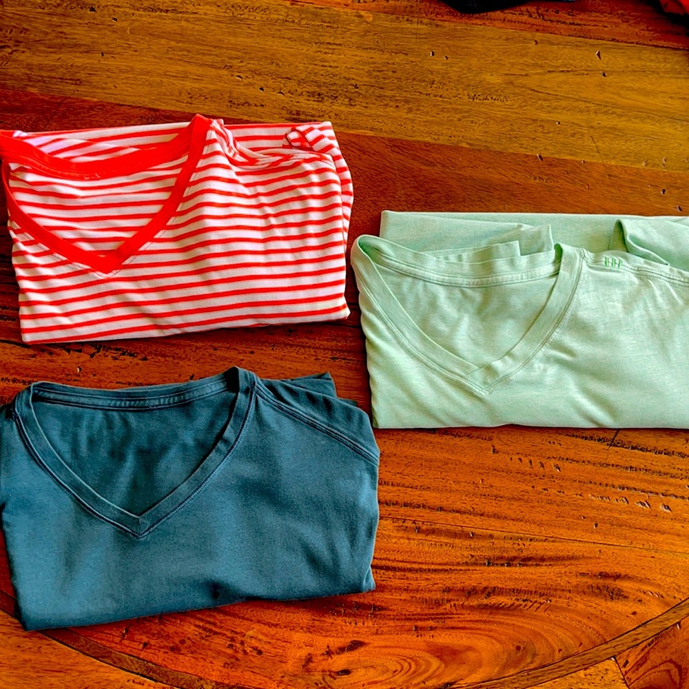 Men’s lulu v neck XL 3 total